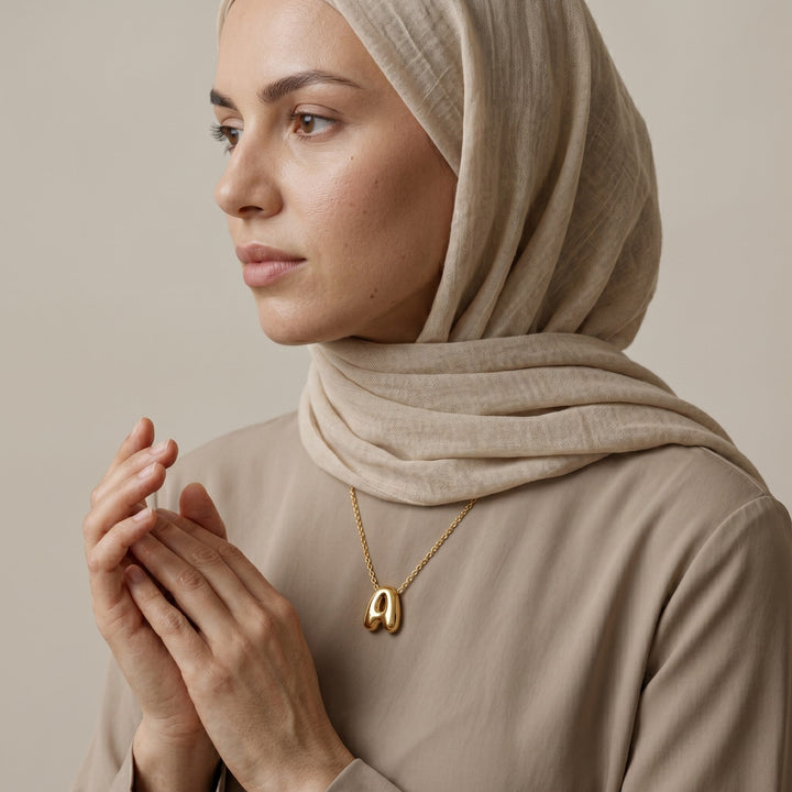 Collier avec charm initial en script gras