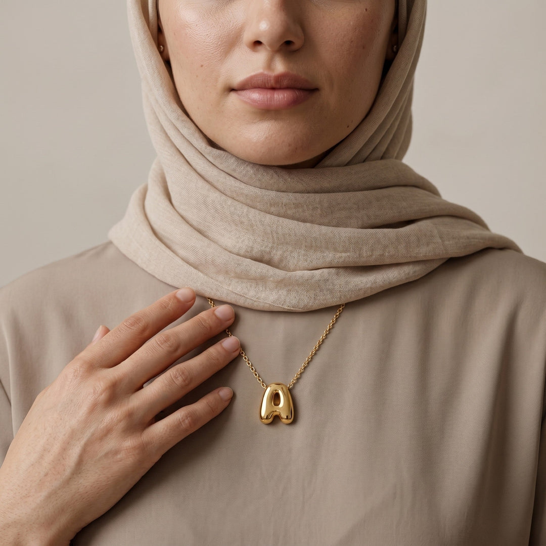 Collier avec charm initial en script gras