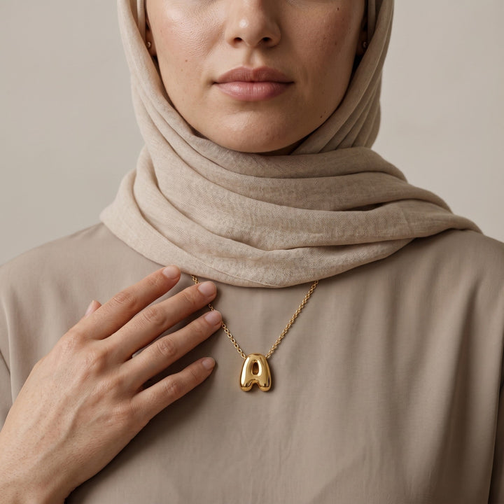 Collier avec charm initial en script gras