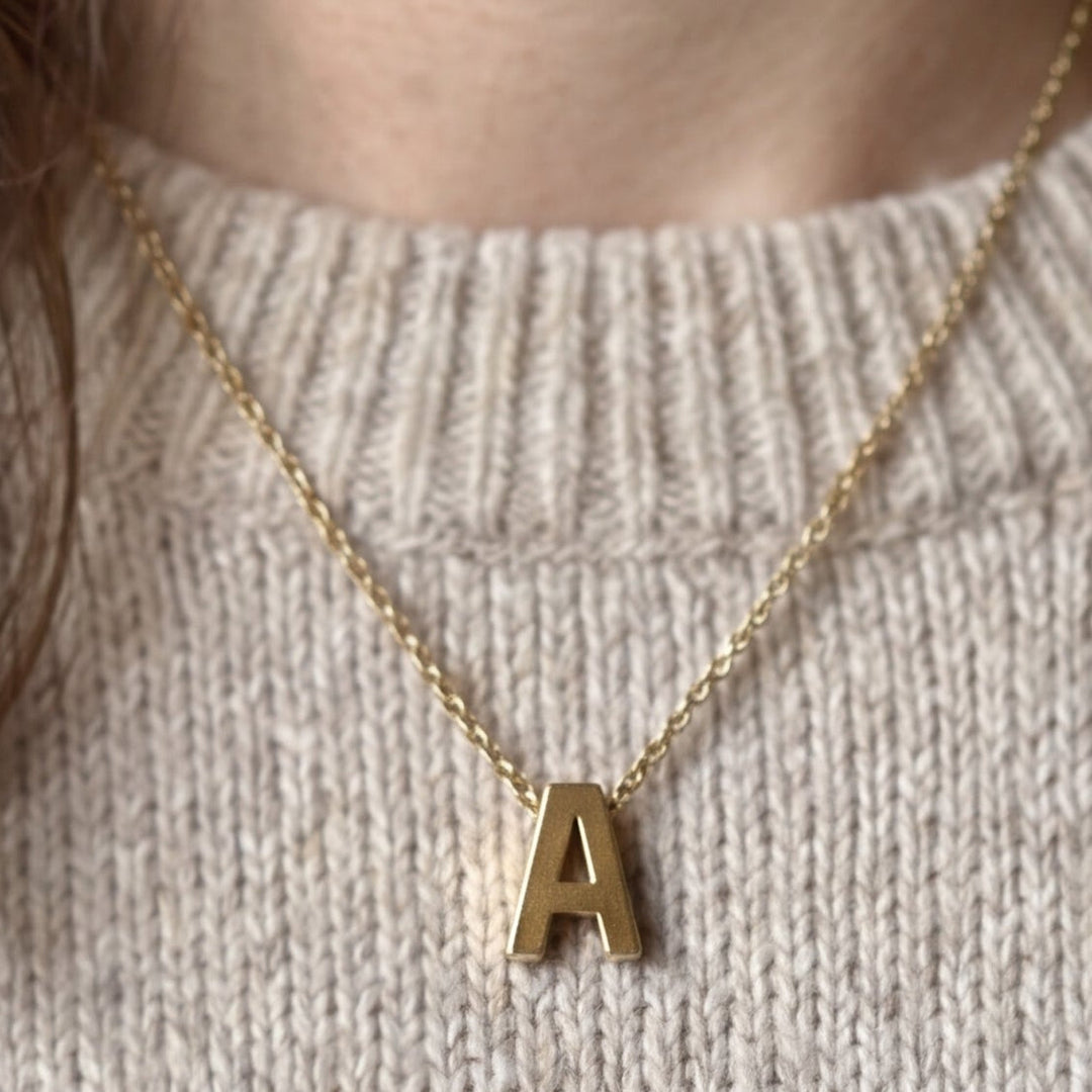Collier délicat avec charme initial