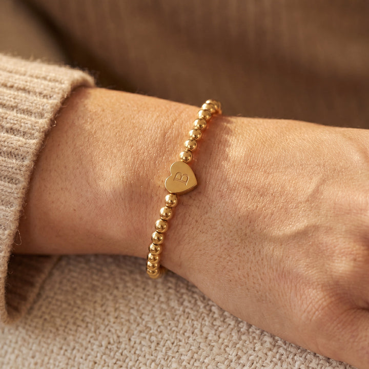 Bracelet en perles dorées avec initiale