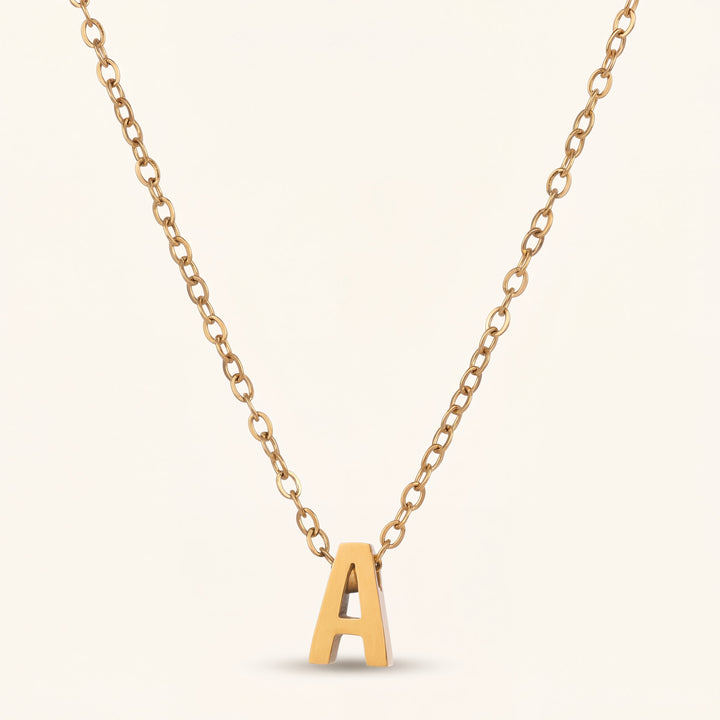 Collier délicat avec charme initial