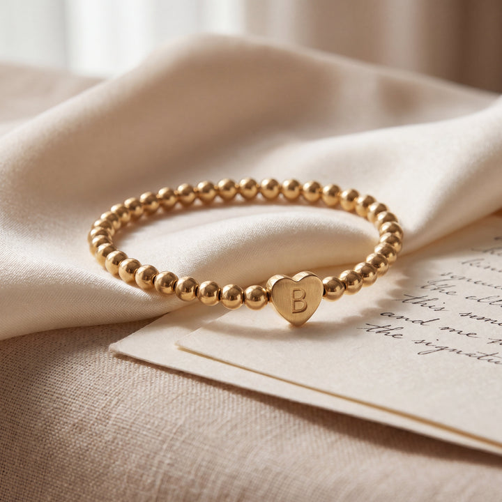Bracelet en perles dorées avec initiale