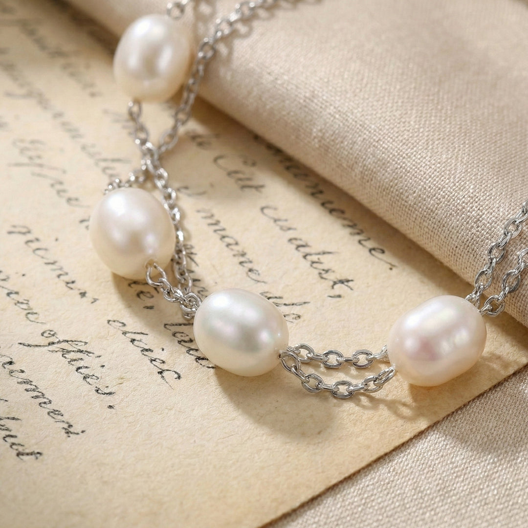 Bracelet superposé en perles d'eau douce argentées
