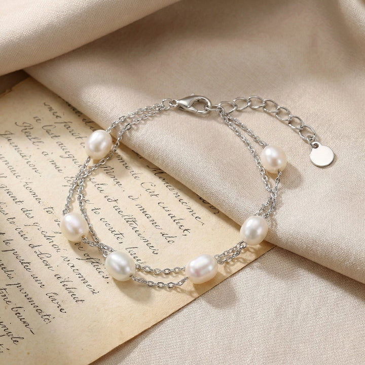 Bracelet superposé en perles d'eau douce argentées