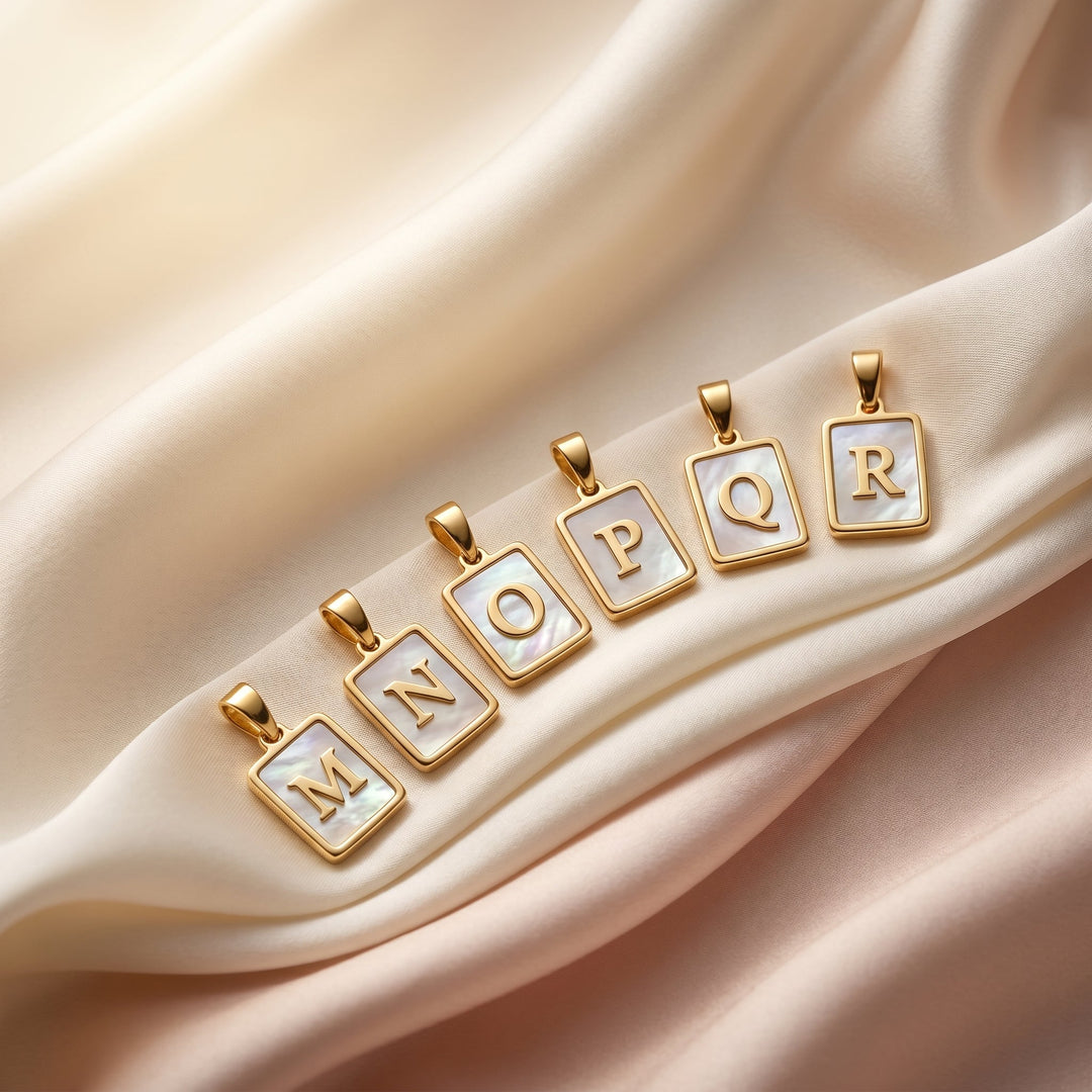 Collier avec initiale en nacre