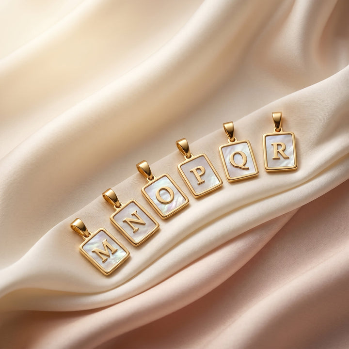 Collier avec initiale en nacre
