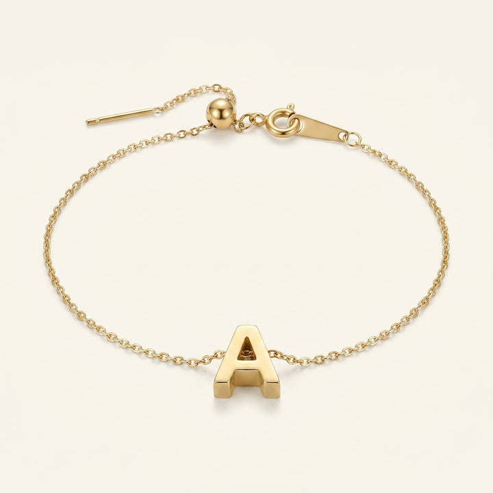 Bracelet délicat avec charme initial