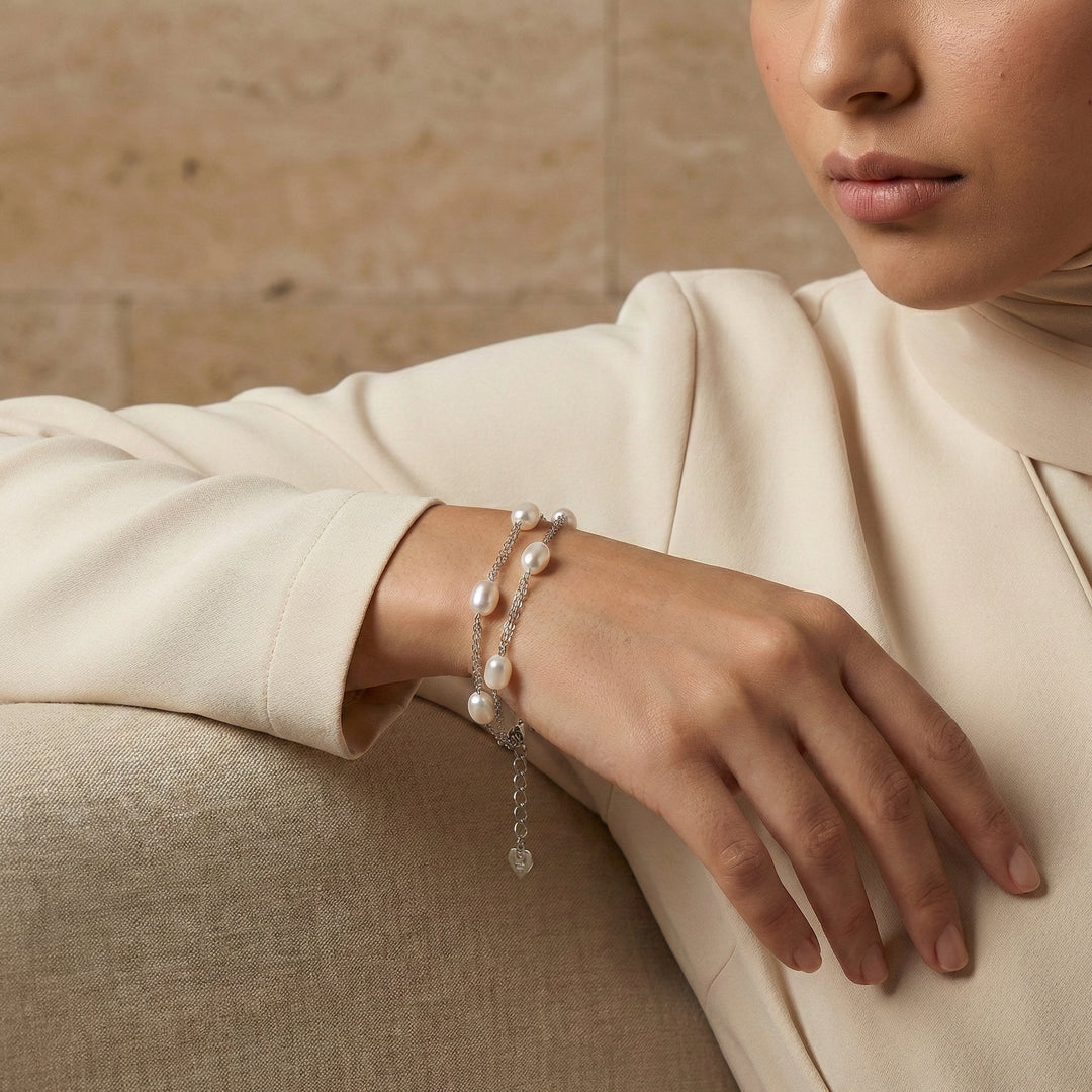 Bracelet superposé en perles d'eau douce argentées