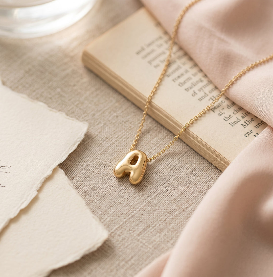Collier avec charm initial en script gras