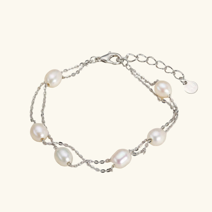 Bracelet superposé en perles d'eau douce argentées