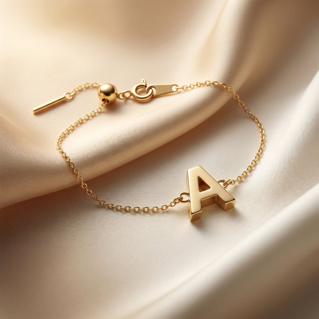 Bracelet délicat avec charme initial