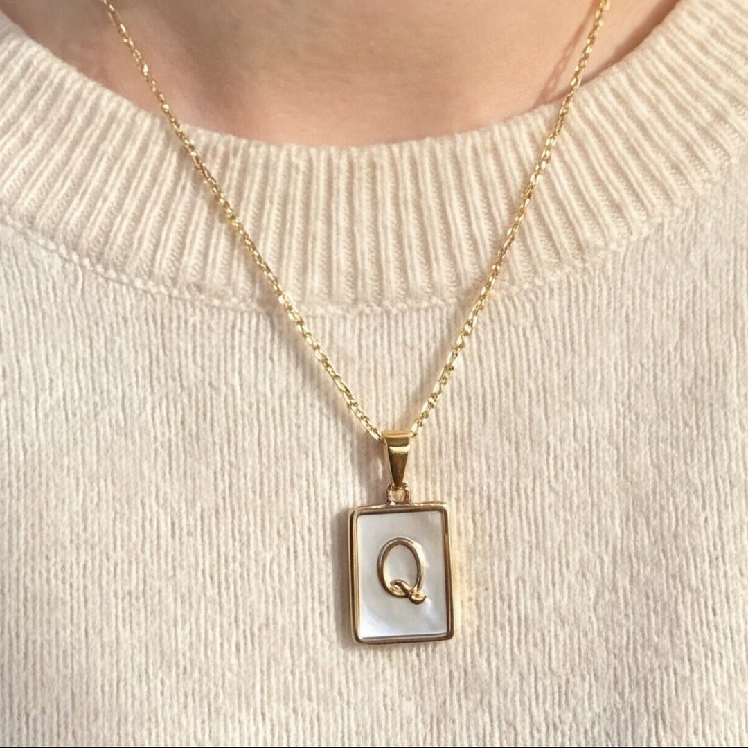 Collier avec initiale en nacre