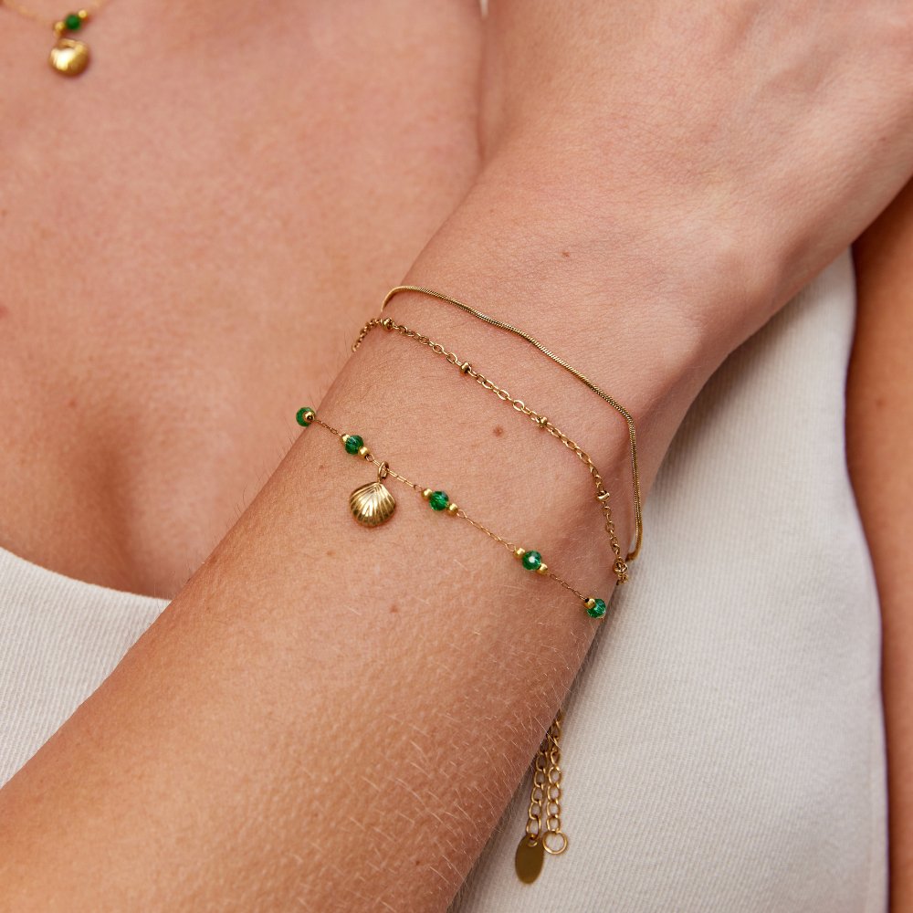 Bracelet en coquillage doré Nerissa et perles vertes