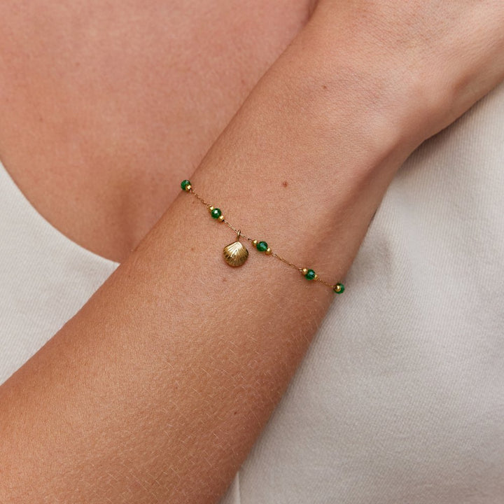 Bracelet en coquillage doré Nerissa et perles vertes