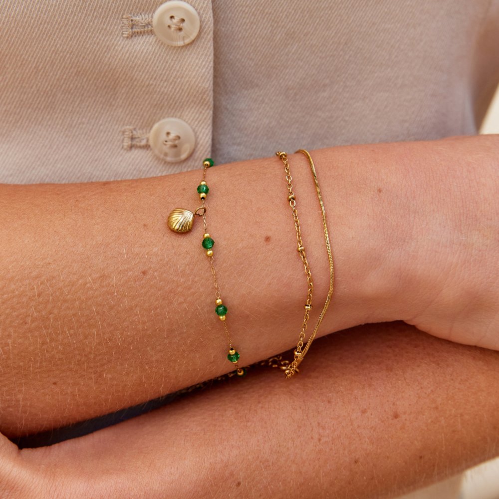 Bracelet en coquillage doré Nerissa et perles vertes